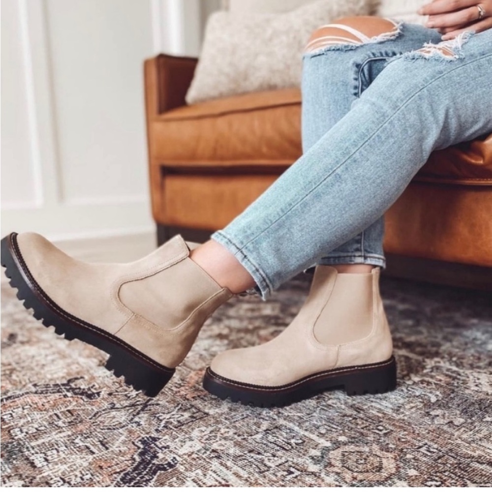 NEW Caslon Miller Chelsea Boot Suede Size 7